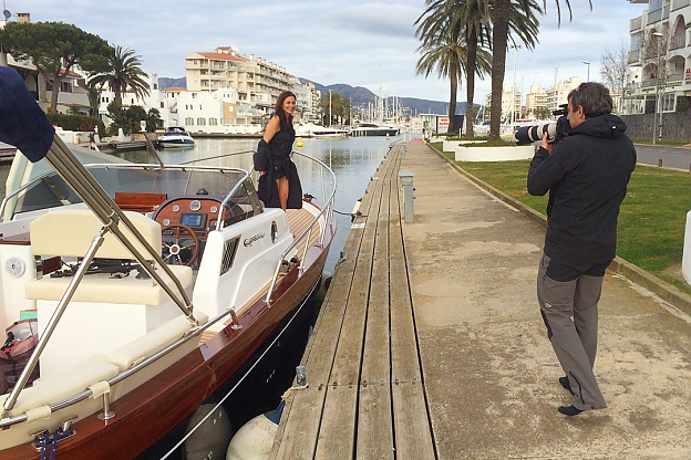 Imatges publicitàries de les sabates Camila's als canals d'Empuriabrava (Girona)